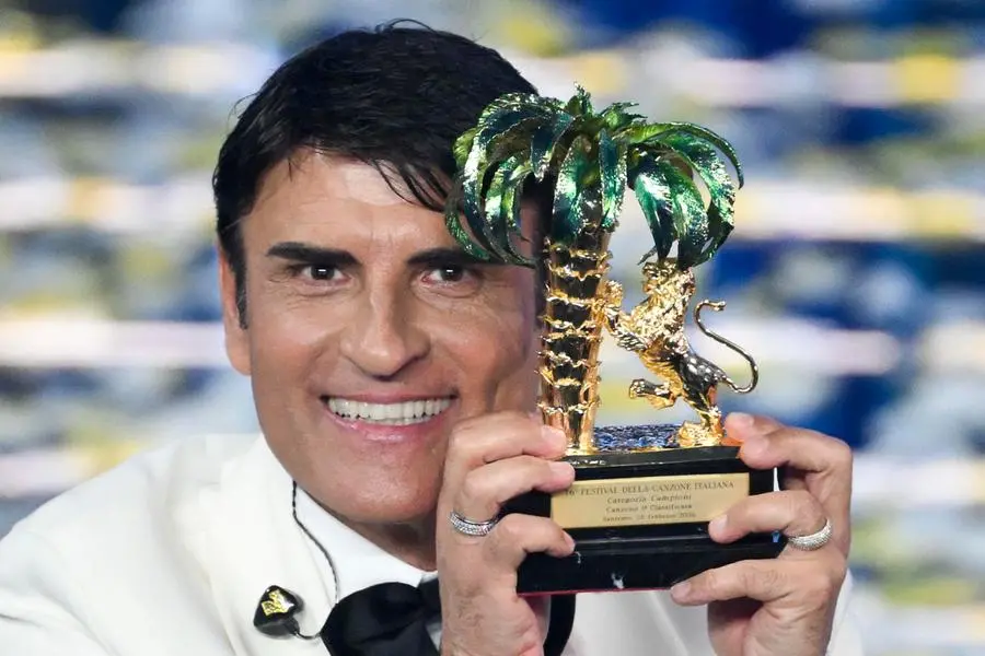 Italian singer Sal Da Vinci poses with the prize on stage after winning the top prize at the Ariston theatre during the 76th edition of the Sanremo Italian Song Festival, in Sanremo, Italy, 28 February 2026. The music festival will run from 24 to 28 February 2026. ANSA/ETTORE FERRARI , ANSA