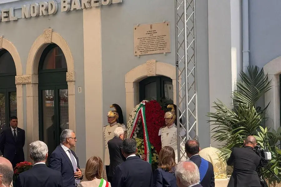 Il presidente della Repubblica, Sergio Mattarella, ha salutato con strette di mano i famigliari delle vittime e i superstiti della strage ferroviaria del 12 luglio 2016 sulla tratta Andria-Corato in cui morirono 23 persone e ne rimasero ferite altre 51. Il parente di una vittima ha salutato in lacrime il Capo dello Stato. La cerimonia si è svolta nel piazzale antistante la stazione ferroviaria di Andria