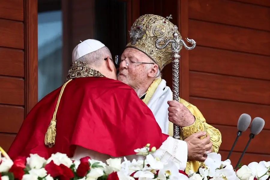 L\\'abbraccio tra papa Leone XIV e il Patriarca ecumenico Bartolomeo I al termine della Divina Liturgia celebrata nella chiesa patriarcale di San Giorgio a Istanbul , REUTERS