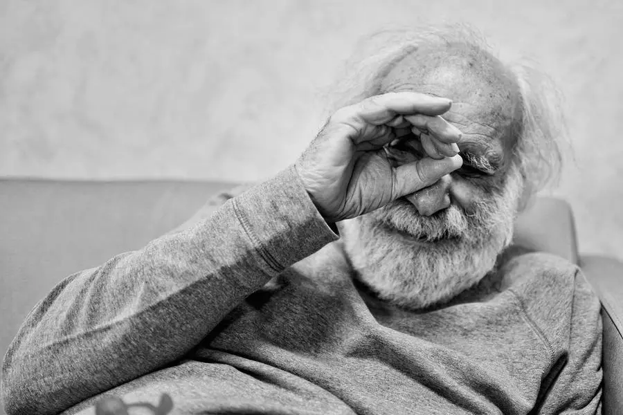 Uno scatto di Marianna Sambiase che \\u00E8 educatrice presso il Nucleo Alzheimer della Rsa San Pietro della Fondazione Sacra Famiglia a Cesano Boscone. Parallelamente, porta avanti una ricerca fotografica su questa esperienza: nella mostra \\u201CNon dimenticarti\\u201D prova a cambiare lo sguardo sull\\u2019Alzheimer: non memoria che scompare, ma umanit\\u00E0 che prende altre forme.