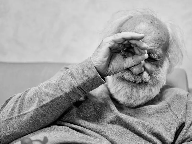 Alzheimer, la “felicità possibile”: «Non cercare chi era, ma accogliere chi è oggi»