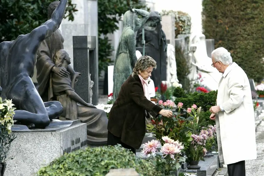 Una famiglia al cimitero Monumentale di Milano