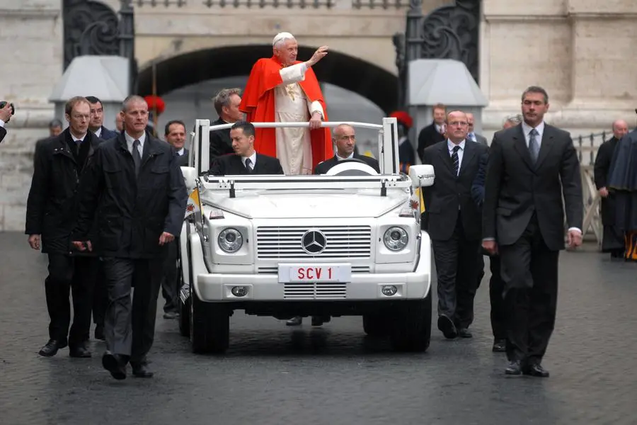 Papa Benedetto XVI a bordo della Mercedes-Benz G 500 (W 463) nel 2007