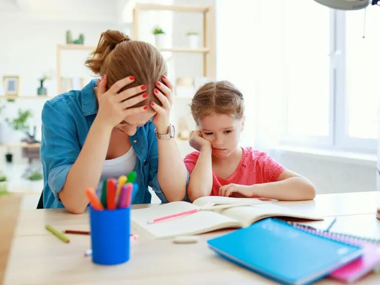 Una mamma scrive a Pellai: «I compiti delle vacanze sono troppi»