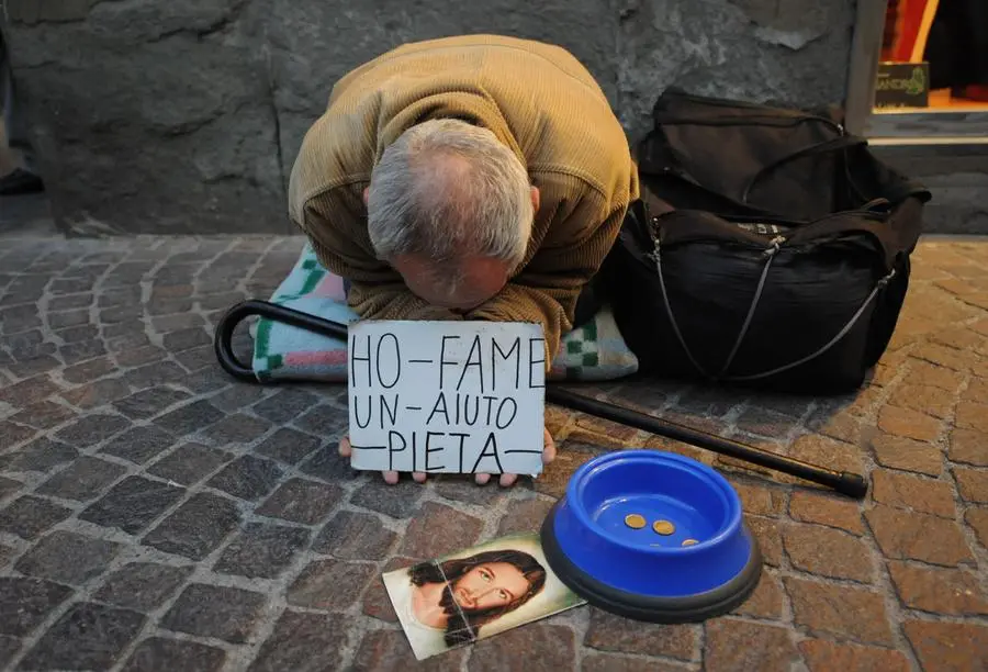 20081104-PONTEDERA (PISA)- POVERTA': ISTAT, 2,6 MLN FAMIGLIE POVERE, UNA SU DIECI. Un uomo chiede l' elemosina a Pontedera. ANSA/FRANCO SILVI/DIB