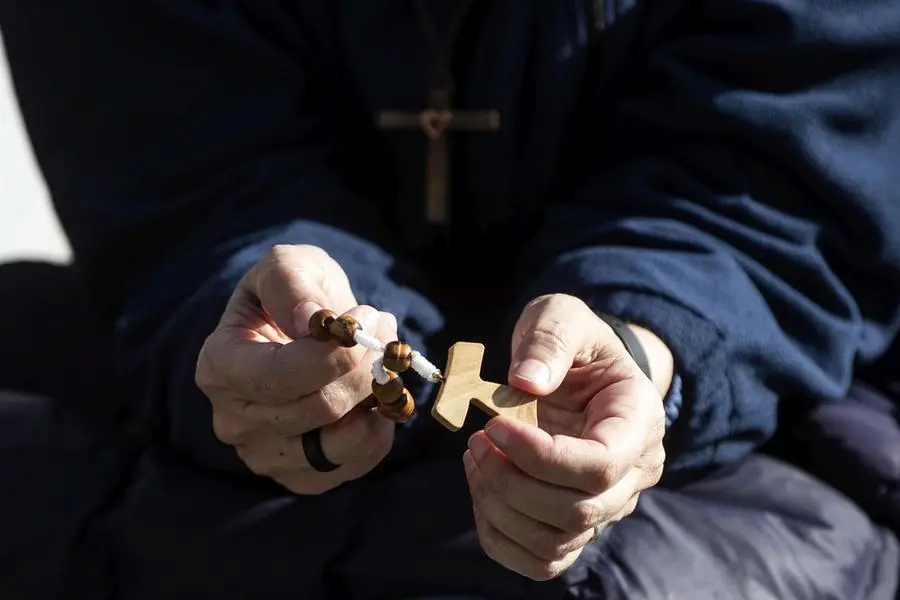 Una suora in preghiera , ANSA