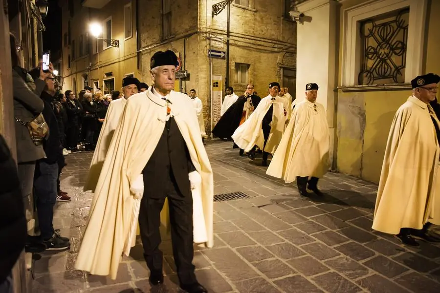Anziani dell’Arciconfraternita durante la tradizionale processione del Venerdì Santo, Chieti.