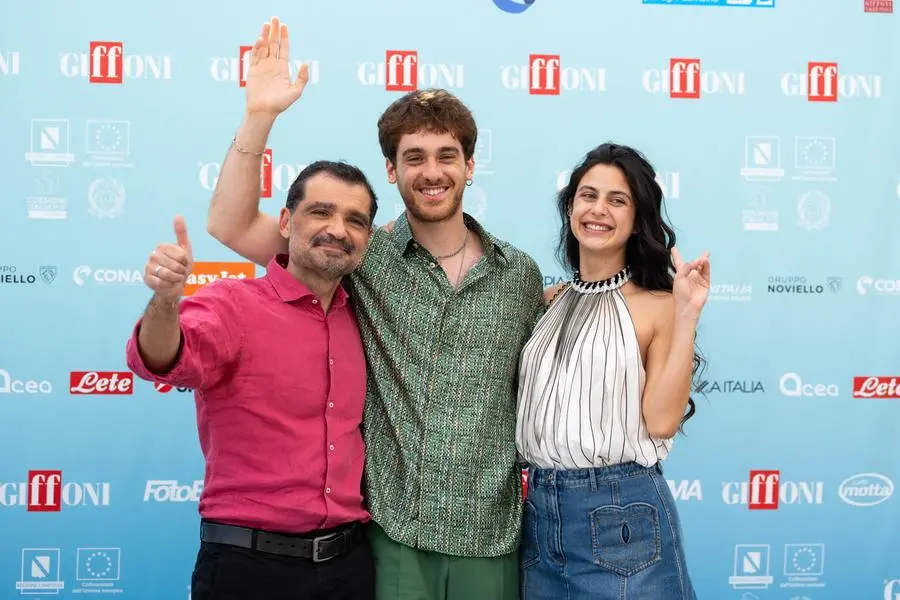 Daniele Mencarelli, 52 anni, poeta e scrittore con Federico Cesari e Fotin\\u00EC Peluso (che nella fiction interpretano Daniele e Nina).
