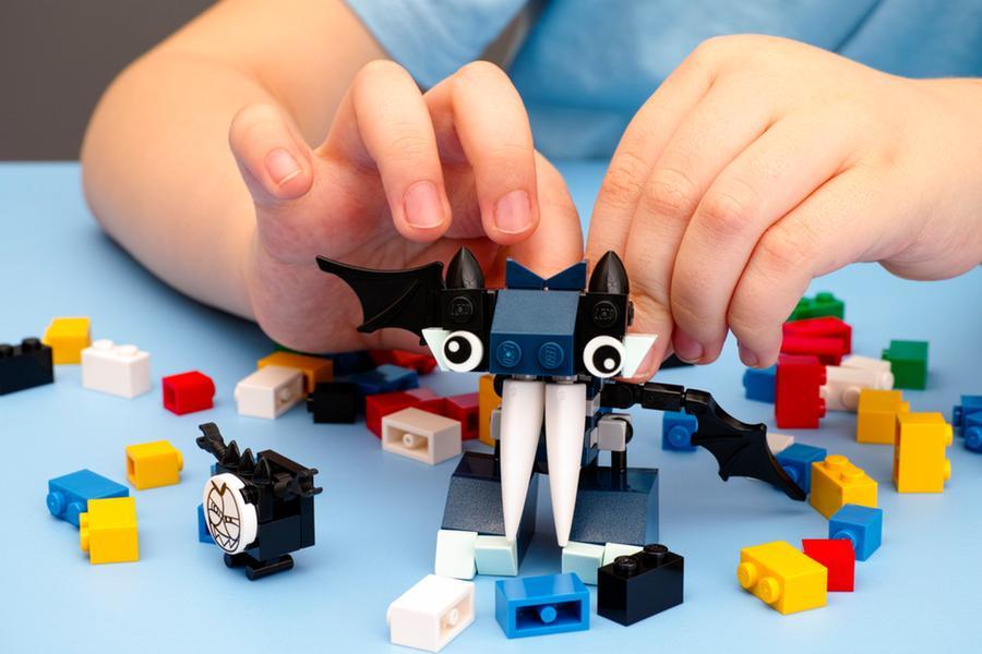 Smart play: if legos become interactive