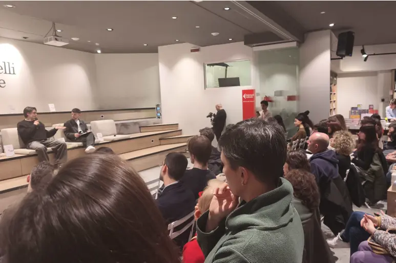 Il pubblico alla libreria Feltrinelli di Milano per la presentazione del libro La scelta di Alberto Ravagnani.
