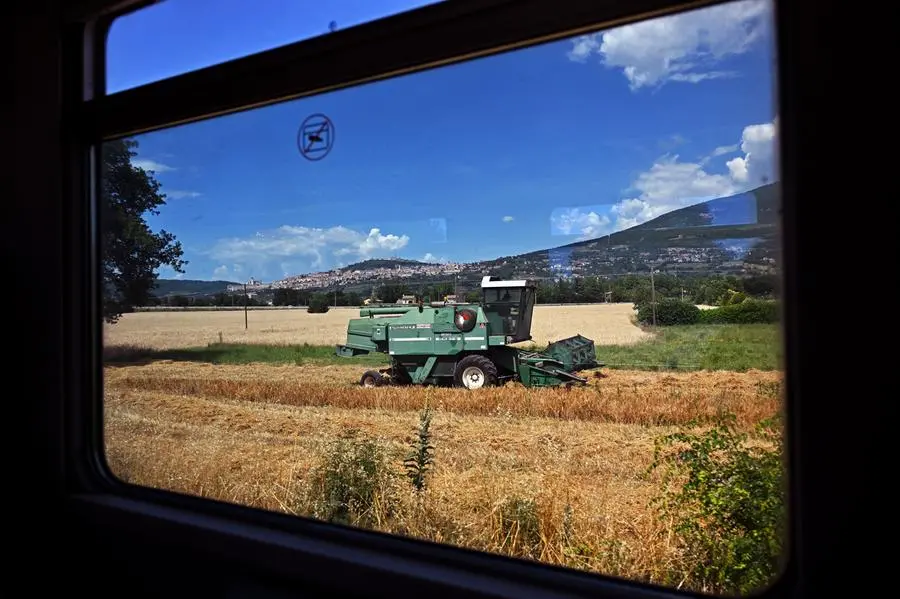 L'affascinante campagna umbra vista dal finestrino del treno che la percorre.