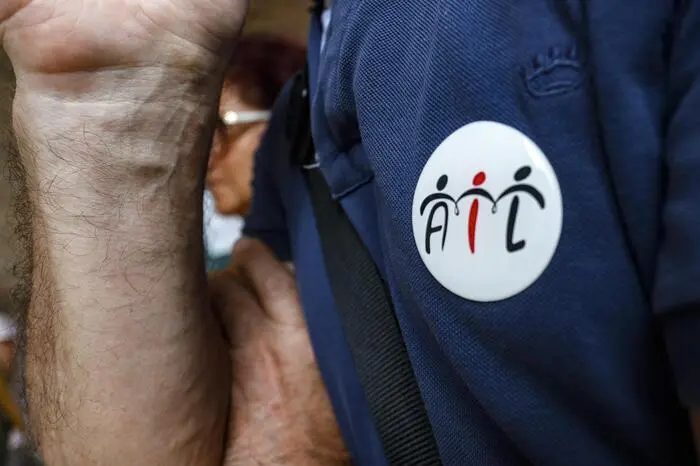 Un volontario con il logo dell\\'Ail, l\\'associazione per la lotta alle leucemie da lui fondata, durante i funerali dell\\'ematologo Franco Mandelli, alla chiesa di San Bellarmino a Roma, 16 luglio 2018. ANSA/GIUSEPPE LAMI , ANSA