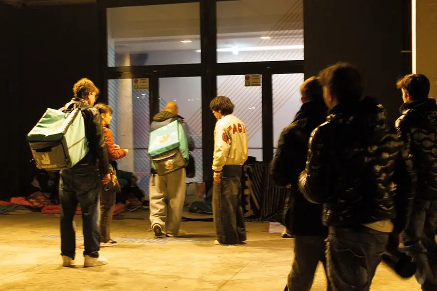 La consegna dei pasti ai poveri in strada.