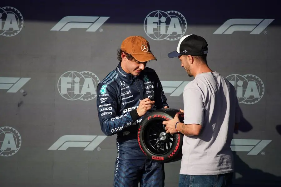 Kimi Antonelli firma una gomma dopo le qualifiche di Austin dove ha conquistato la pole. , EPA