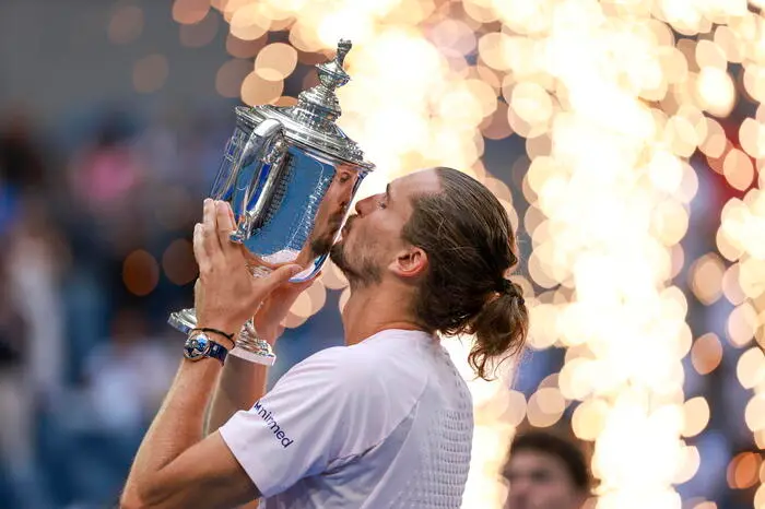 Alexander Zverev posa con il trofeo dopo aver vinto la finale del singolare maschile agli US Open di tennis presso lo USTA Billie Jean King National Tennis Center a Flushing Meadows, New York, USA, 13 settembre 2026 , EPA