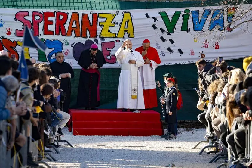 Il Papa saluta i fedeli durante la sua visita alla parrochia Santa Maria Regina Pacis a Ostia Lido , ANSA