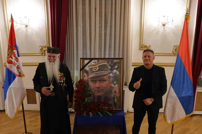 I sostenitori posano accanto a un ritratto dell\\'ex generale serbo-bosniaco Ratko Mladic durante una commemorazione tenutasi in sua memoria a Belgrado, Serbia, il 5 settembre 2026. L\\'ex generale serbo-bosniaco Ratko Mladic, condannato per crimini di guerra dal Tribunale penale internazionale per l\\'ex Jugoslavia (ICTY) nel 2017, \\u00E8 morto il 27 agosto 2026 all\\'et\\u00E0 di 84 anni. EPA/ANDREJ CUKIC , EPA