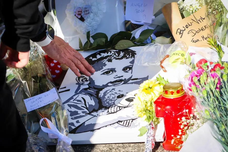 Fiori e testimonianze di affetto per il piccolo Domenico all\\'esterno dell\\'ospedale Monaldi di Napoli. , ANSA