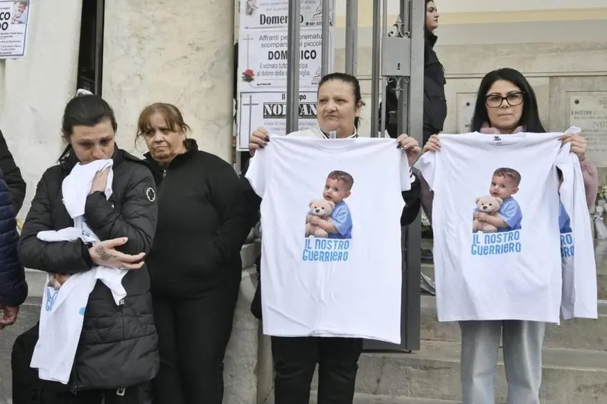 La madre del piccolo Domenico all'esterno del Duomo di Nola, 4 Marzo 2026. ANSA/CIRO FUSCO