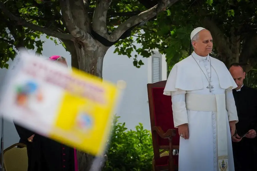 The Pope leaves Acerra Cathedral and heads in the popemobile to Piazza Calipari, where thousands of faithful have been waiting since the early hours of the morning. In Acerra's cathedral, Leo XIV spent a long time with the parents of numerous children and young people who have died from diseases related to environmental pollution. Also present were several young people who are still battling cancer. Acerra, May 23, 2026. ANSA / CESARE ABBATE
