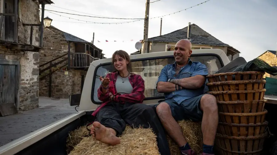 Buen camino di Checco Zalone, lo humour selvaggio che ci invita a riscoprire le cose essenziali della vita