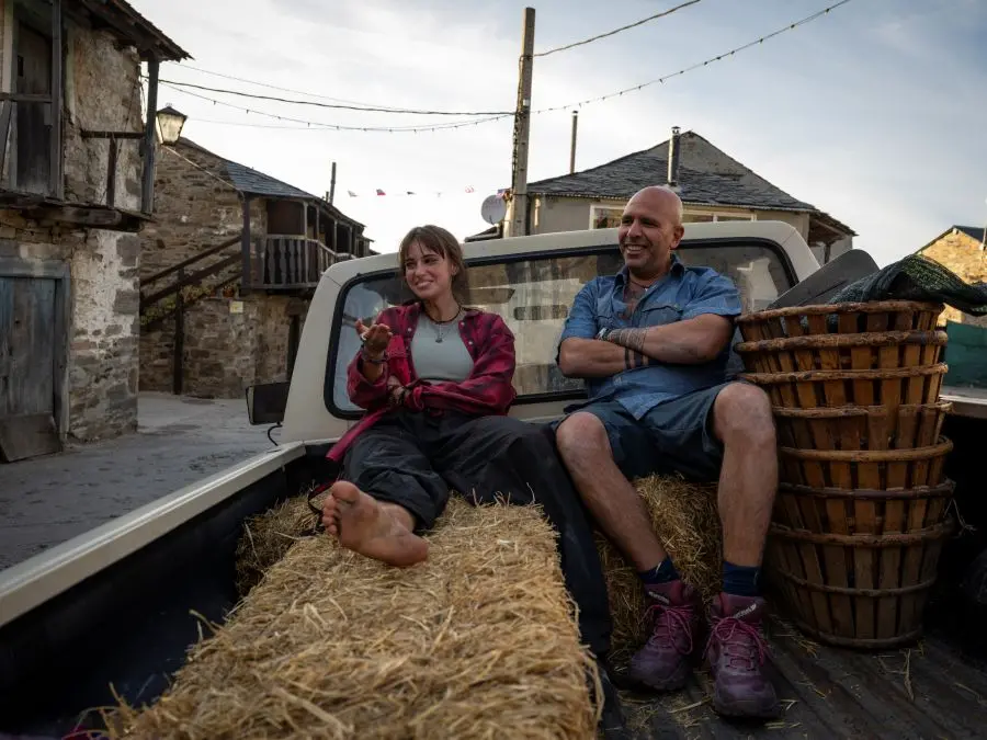 Buen camino di Checco Zalone, lo humour selvaggio che ci invita a riscoprire le cose essenziali della vita