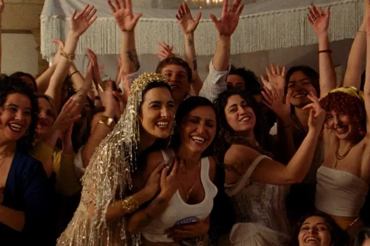 Una scena del video ufficiale del brano Al mio paese con Levante, Serena Brancale e Delia