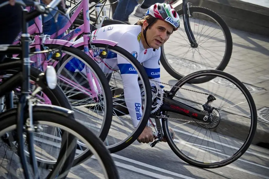 Il biolimpionico alle Paralimpiadi di Londra, Alex Zanardi, sul lungomare Caracciolo a Napoli, 24 novembre 2012. Oggi, 5 maggio 2026, i funerali e l\\'addio al campione. ANSA/CIRO FUSCO , ANSA