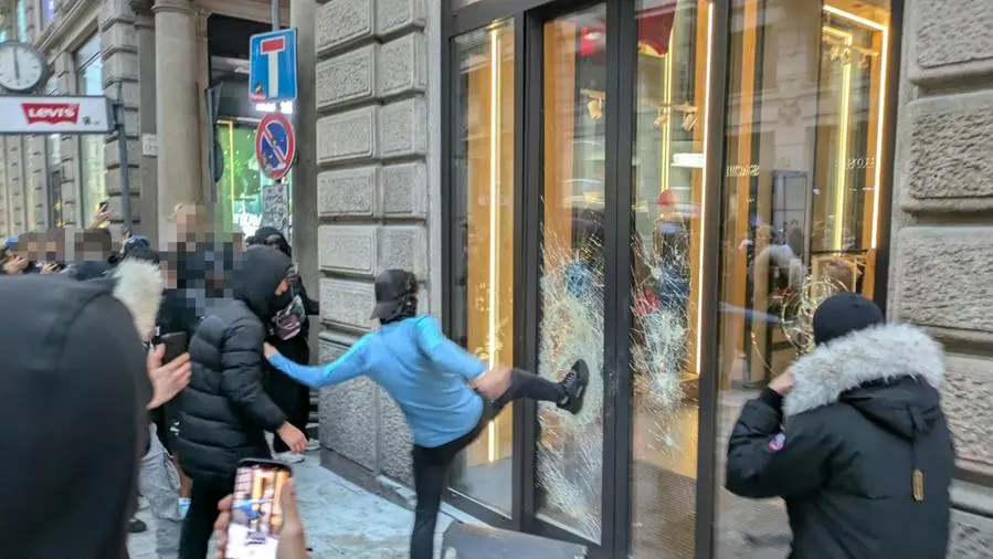 Milano, la rabbia dei ragazzi e il vuoto degli adulti