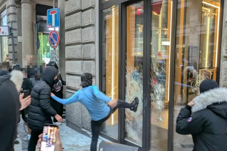 Atti vandalici di giovanissimi domenica 18 ottobre in centro a Milano , ANSA