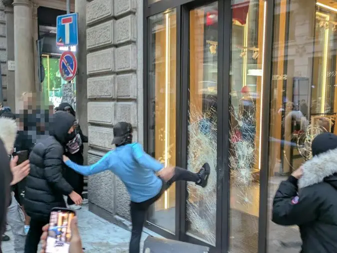 Milano, la rabbia dei ragazzi e il vuoto degli adulti
