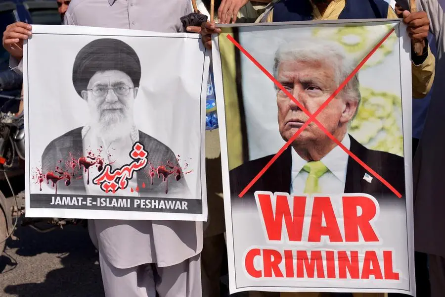 Alcune manifestazioni a Jamaat-e-Islami, a Peshawar, contro gli attacchi USA-Israele all\\u2019Iran, mostrando cartelli contro Donald Trump. L\\u2019Iran conferma il 1\\u00B0 marzo la morte della Guida Suprema Ali Khamenei in un attacco aereo , EPA