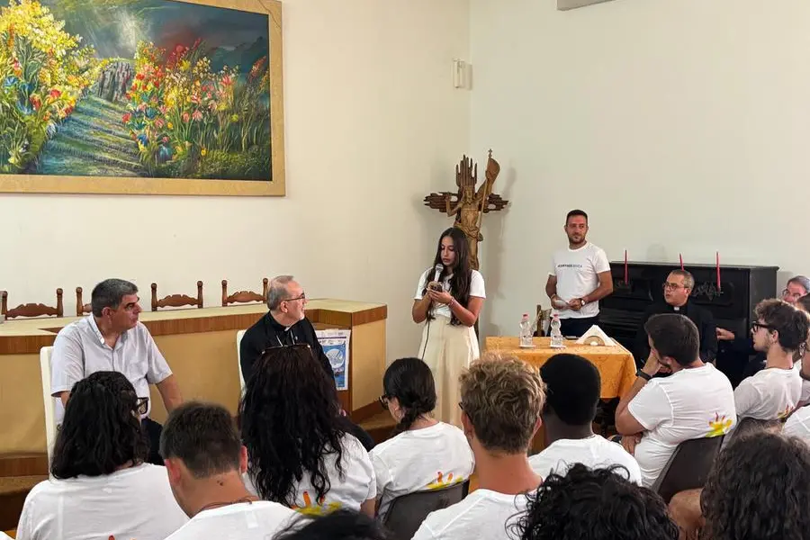 Un momento del dialogo tra il cardinale Pizzaballa e i giovani partecipanti alla Carta di Leuca