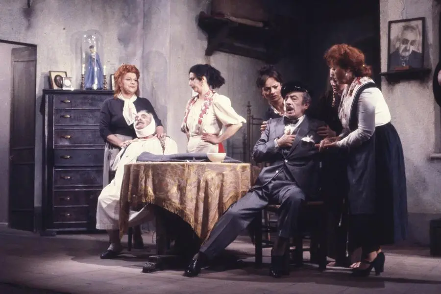 Luisa Conte with Nino Taranto and Carlo Taranto in one of the famous comedies performed between the 70s and 80s on the stage of the Sannazaro theater in Naples destroyed by fire