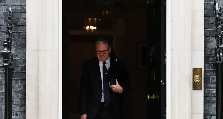 Le dimissioni di Starmer e chi è Andy Burnham, il 'Re del Nord' che si prende(rà) Downing Street