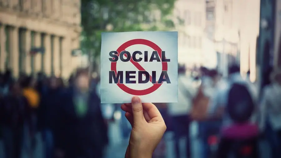 Australia, il divieto dei social agli under 16 può peggiorare la vita dei minori. Ecco perché