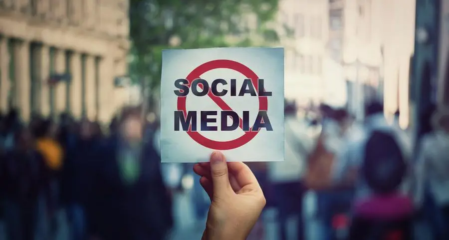 Australia, il divieto dei social agli under 16 può peggiorare la vita dei minori. Ecco perché