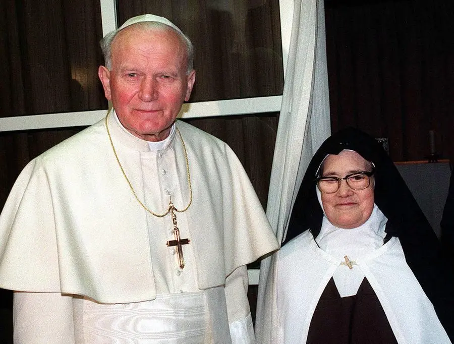 Suor Lucia con Giovanni Paolo II a Fatima, 13 maggio 1991. Il Papa attribuì alla Madonna di Fatima la propria salvezza dopo l’attentato del 1981.