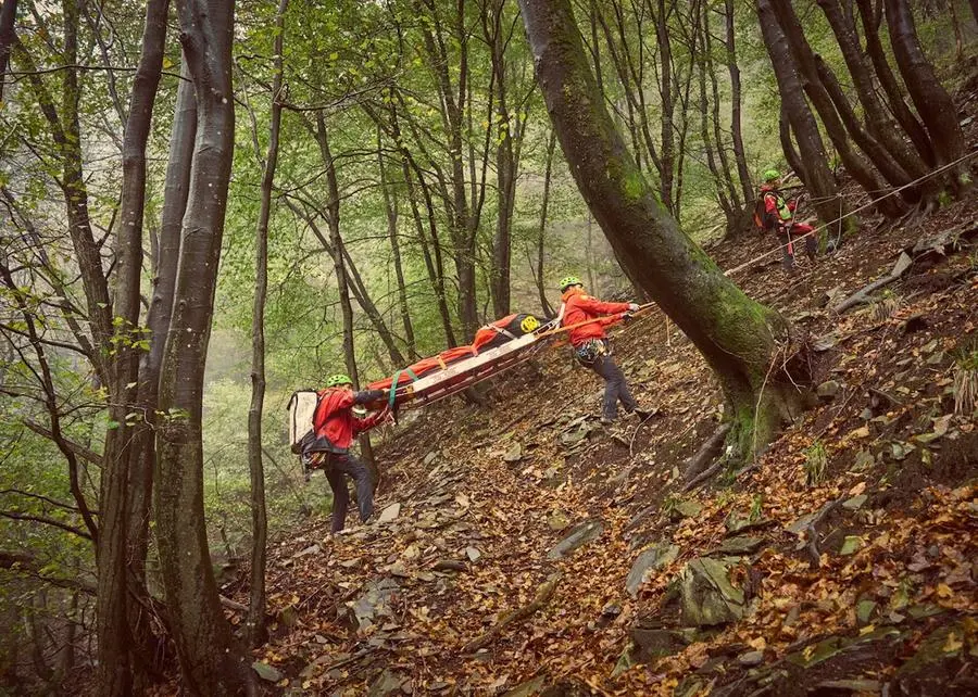 L'intervento di recupero di un escursionista da parte del Soccorso Alpino.