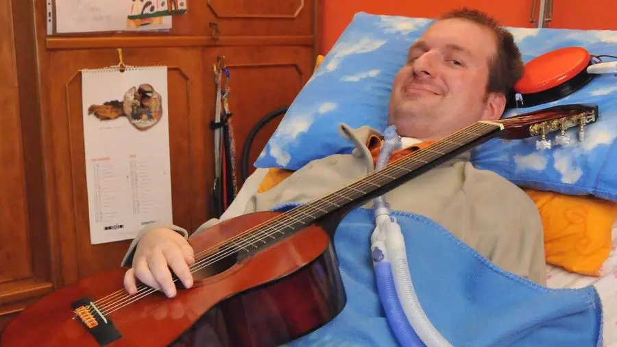 Addio a Omar Turati, il musicista che scriveva con gli occhi sfidando la SLA