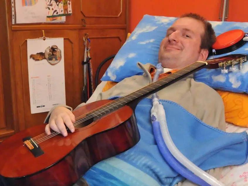 Addio a Omar Turati, il musicista che scriveva con gli occhi sfidando la SLA