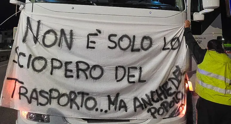 Pesce buttato, aerei a secco, farmacie in affanno: il conto della rabbia dei tir