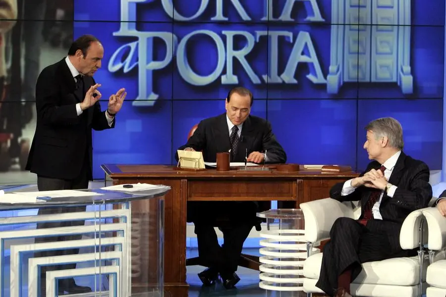 Silvio Berlusconi alla scrivania di Porta a Porta dove firmò il \\\"Contratto con gli italiani\\\" prima delle elezioni politiche, poi vinte, del 2001