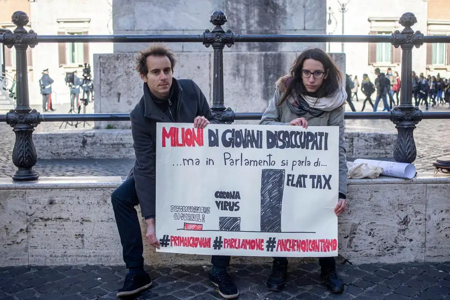 Una manifestazione del 2020 all'esterno di Montecitorio per denunciare il poco interesse da parte delle istituzioni sul fenomeno della disoccupazione giovanile