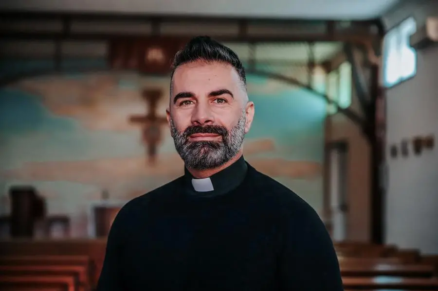 Don Cosimo Schena, 47 anni, \\u00E8 il prete influencer pi\\u00F9 seguito d\\'Italia. Guida la parrocchia di San Francesco d\\'Assisi a Brindisi