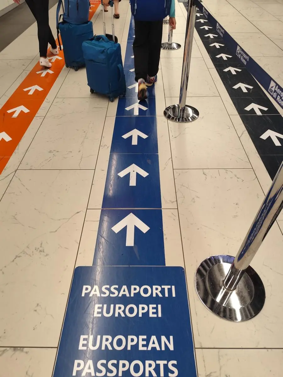 Cartelli di indicazioni dell'area Schengen all'aeroporto di Fiumicino, Roma, 31 luglio 2026. ANSA/TELENEWS