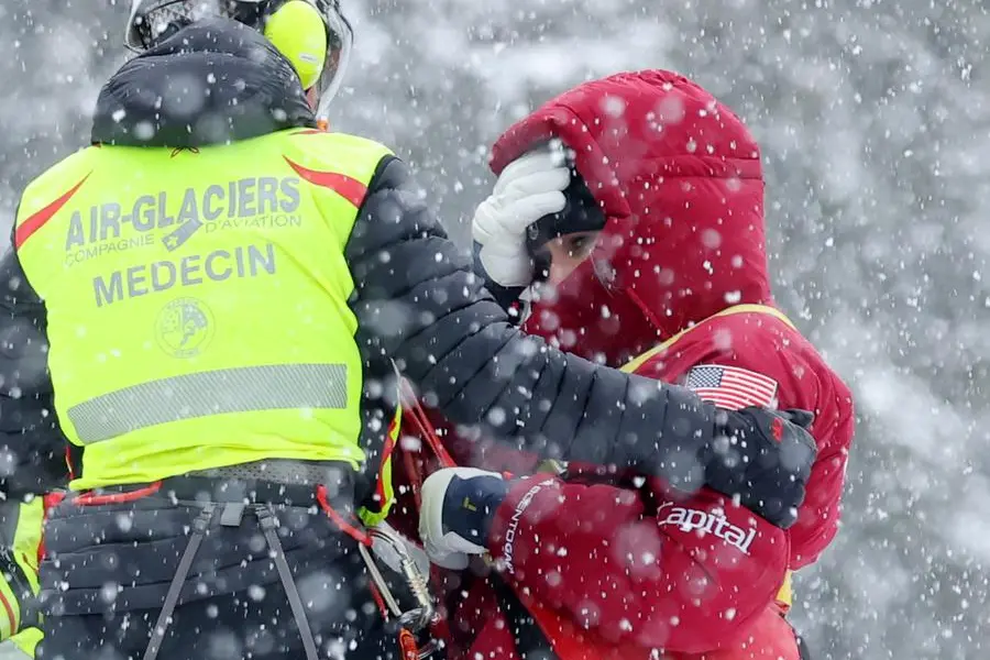 Alpine Skiing - FIS Alpine Ski World Cup - Women's Downhill - Crans-Montana, Switzerland - January 30, 2026 Lindsey Vonn of the U.S. being airlifted to the hospital after sustaining an injury following a crash during her run REUTERS/Denis Balibouse