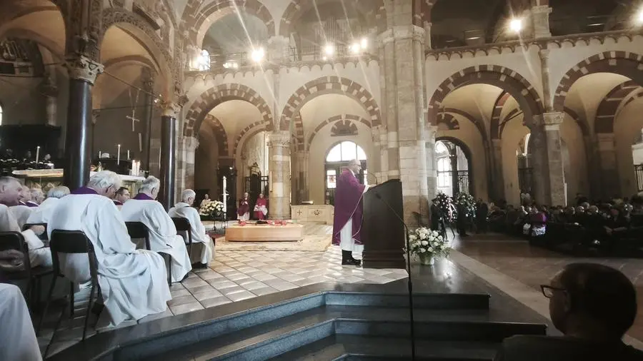 «Ciao don Antonio, non vedevi falliti ma figli e ci hai insegnato che il Vangelo ha sempre le scarpe sporche»