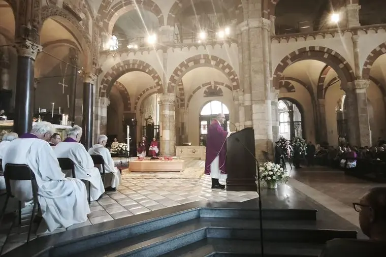 Un momento dei funerali di don Antonio Mazzi nella Basilica di Sant\\'Ambrogio a Milano