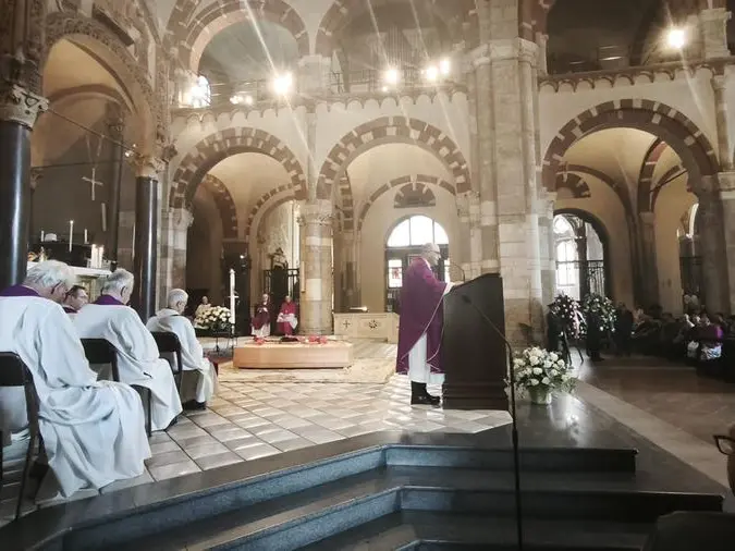 «Ciao don Antonio, non vedevi falliti ma figli e ci hai insegnato che il Vangelo ha sempre le scarpe sporche»